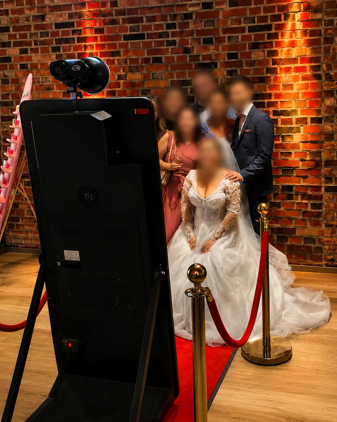 Hochzeitsgäste posieren gemeinsam vor dem Fotospiegel