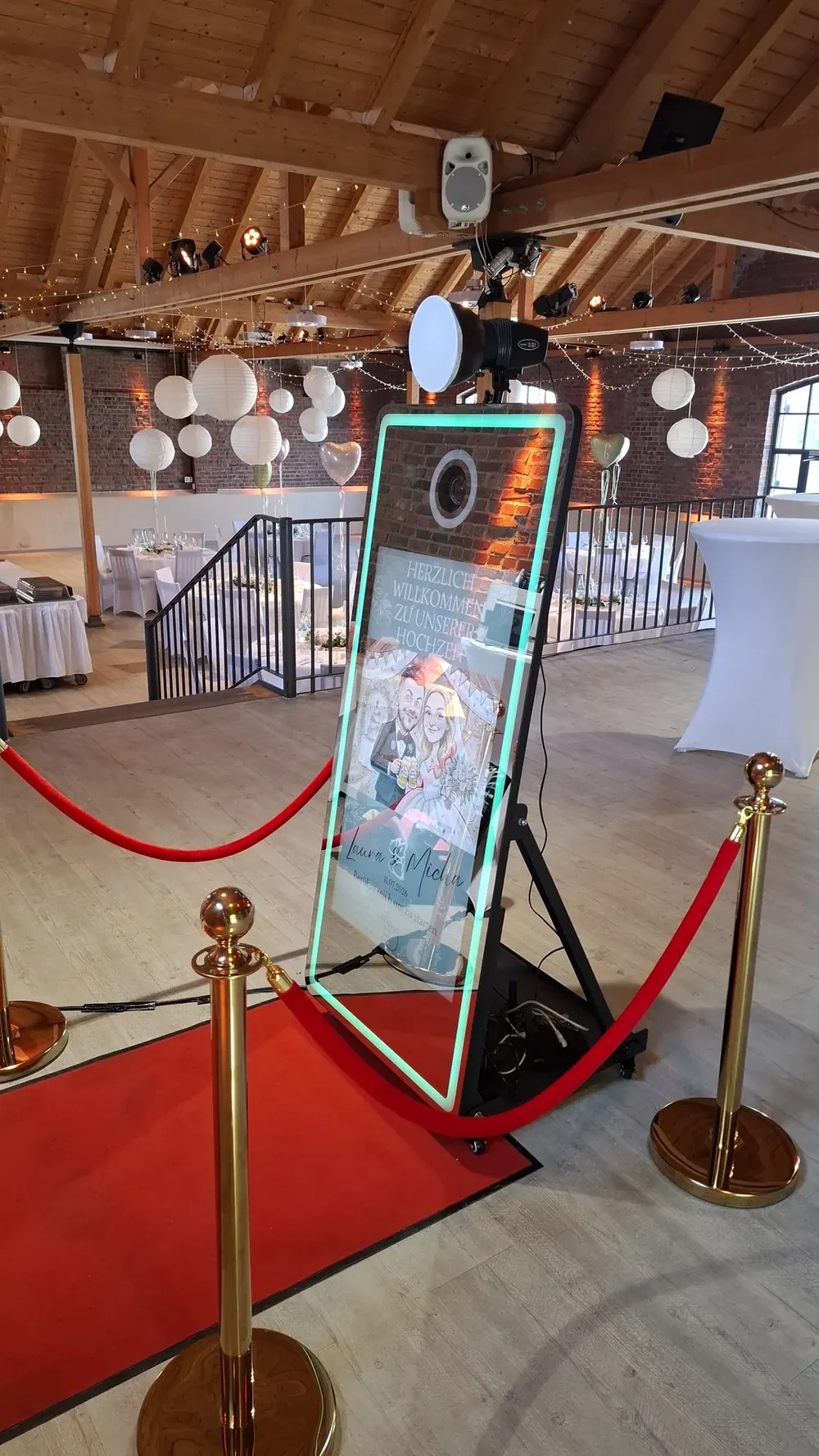 Fotospiegel mit LED-Ring und rotem Teppich in einer Eventlocation