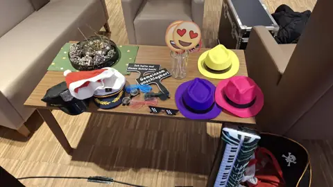 Hüte, Brillen und weitere Foto-Accessoires