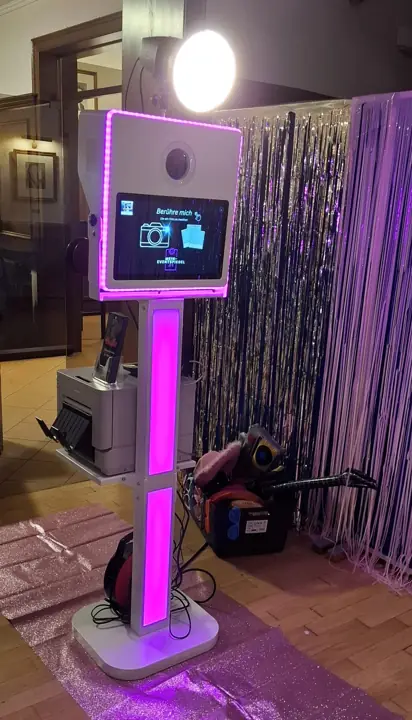 Fotobox vor einem glänzenden Vorhang