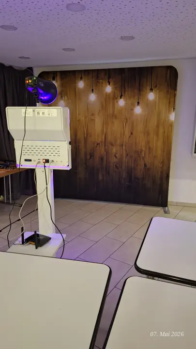 Fotobox vor einem Holzhintergrund