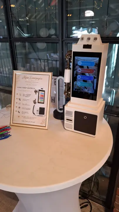 Audio-/Video-Gästebuch mit Telefonhörer auf einem Tisch