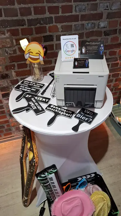 Fotodrucker und Sprechblasen auf einem Tisch