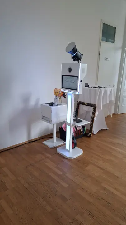 Weiße Fotobox mit Kamera und Drucker