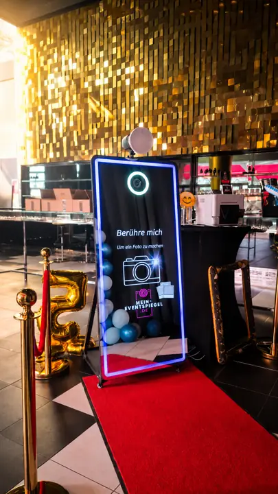 Fotospiegel vor einem goldenen Hintergrund