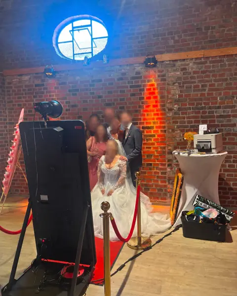 Fotospiegel im Einsatz vor einer Backsteinwand