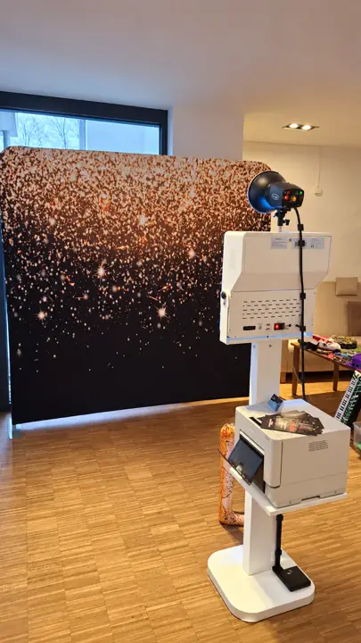 Fotobox vor einem goldfarbenen Fotohintergrund